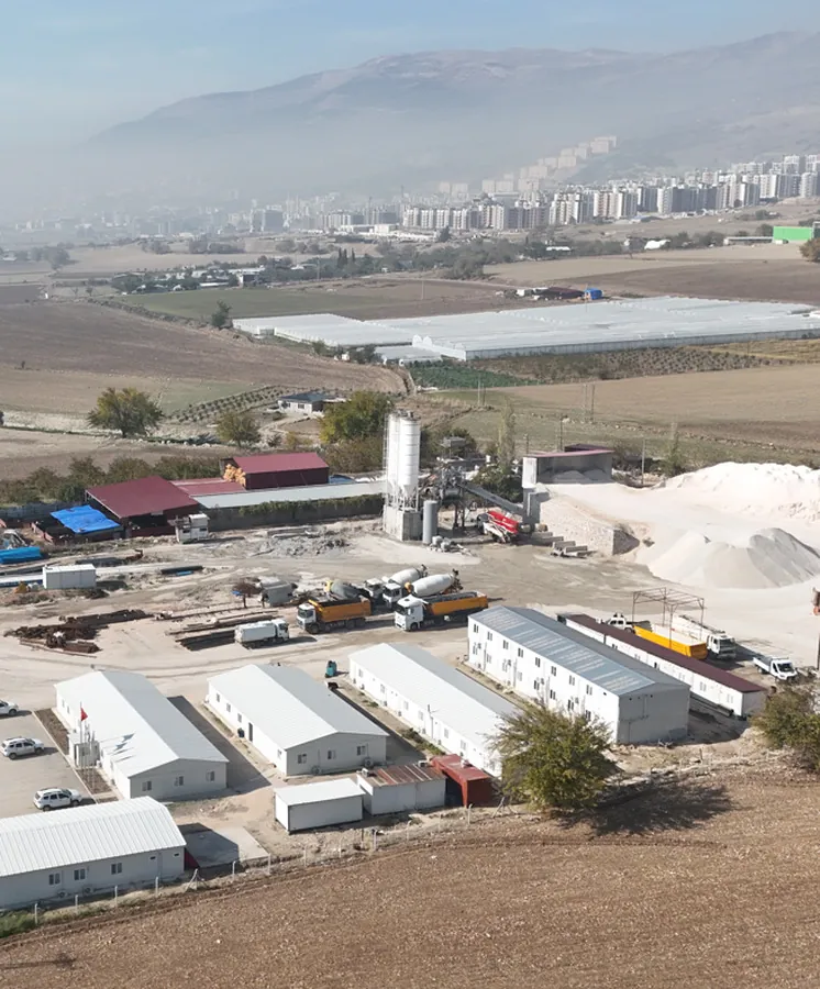 Karfen Hazır Beton Kahramanmaraş Merkez Tesisi ve arka planda Kahramanmaraş