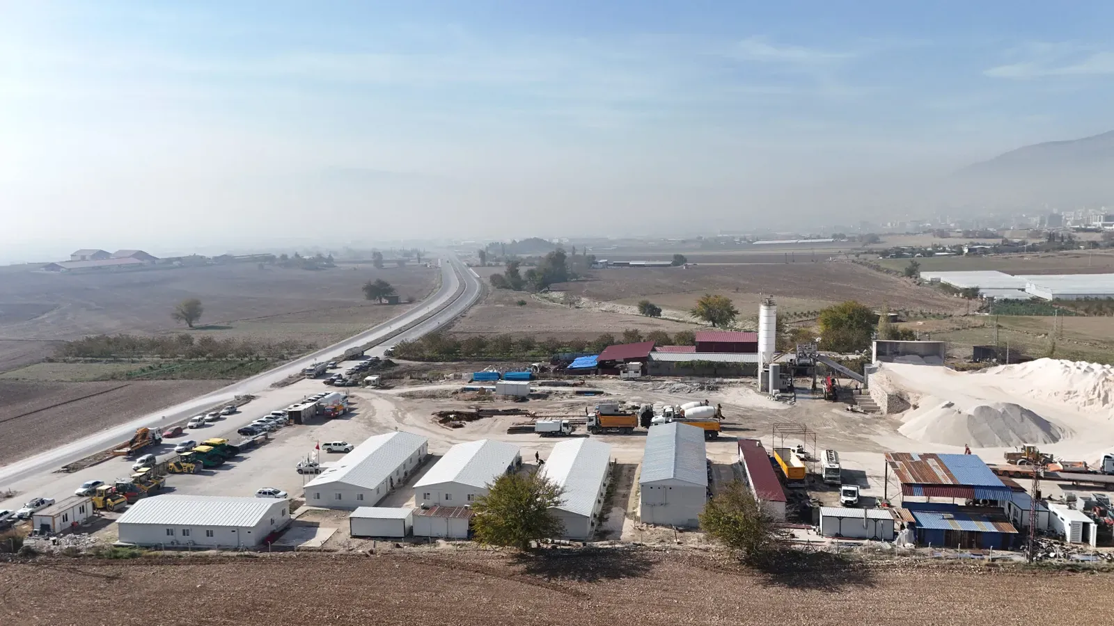 Karfen Hazır Beton'un Kahramanmaraş Dereköy'deki beton santrali, havadan görünüm