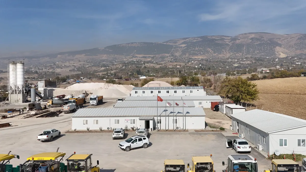 Karfen Hazır Beton tesisinin araç filosu ve idari binalarıyla genel görünümü